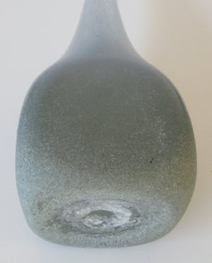 Niet of onleesbaar gesigneerd - Studio hand geblazen glazen flesvaas met vierkante voet kopen? Bied vanaf 1!