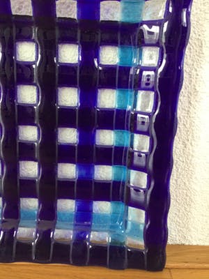 Niet of onleesbaar gesigneerd - Schaal, meerkleurig glas,vierkant kopen? Bied vanaf 10!