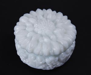 Curt Schlevogt - Art deco 'Ingrid' dekseldoosje met een reliëf decor 'Zonnenbloem' kopen? Bied vanaf 19!