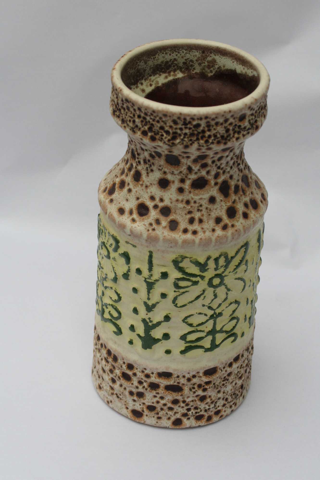 Niet of onleesbaar gesigneerd - Vaasje met reliëf - model 588/20 - onbekende keramist kopen? Bied vanaf 1!