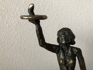 Astrid Veldhuyzen-Koppen - Prachtig beeld vrouw met dienblad. kopen? Bied vanaf 35!