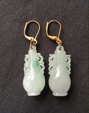 Jadeiet gesneden vaasjes oorhangers met vergulde haken kopen? Bied vanaf 35!