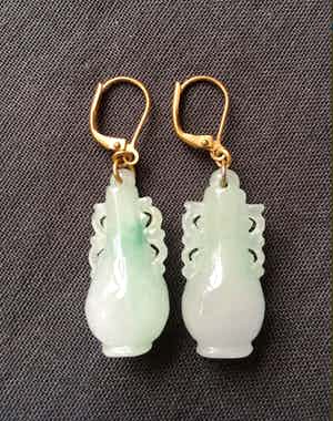 Jadeiet gesneden vaasjes oorhangers met vergulde haken verkocht voor € 35!