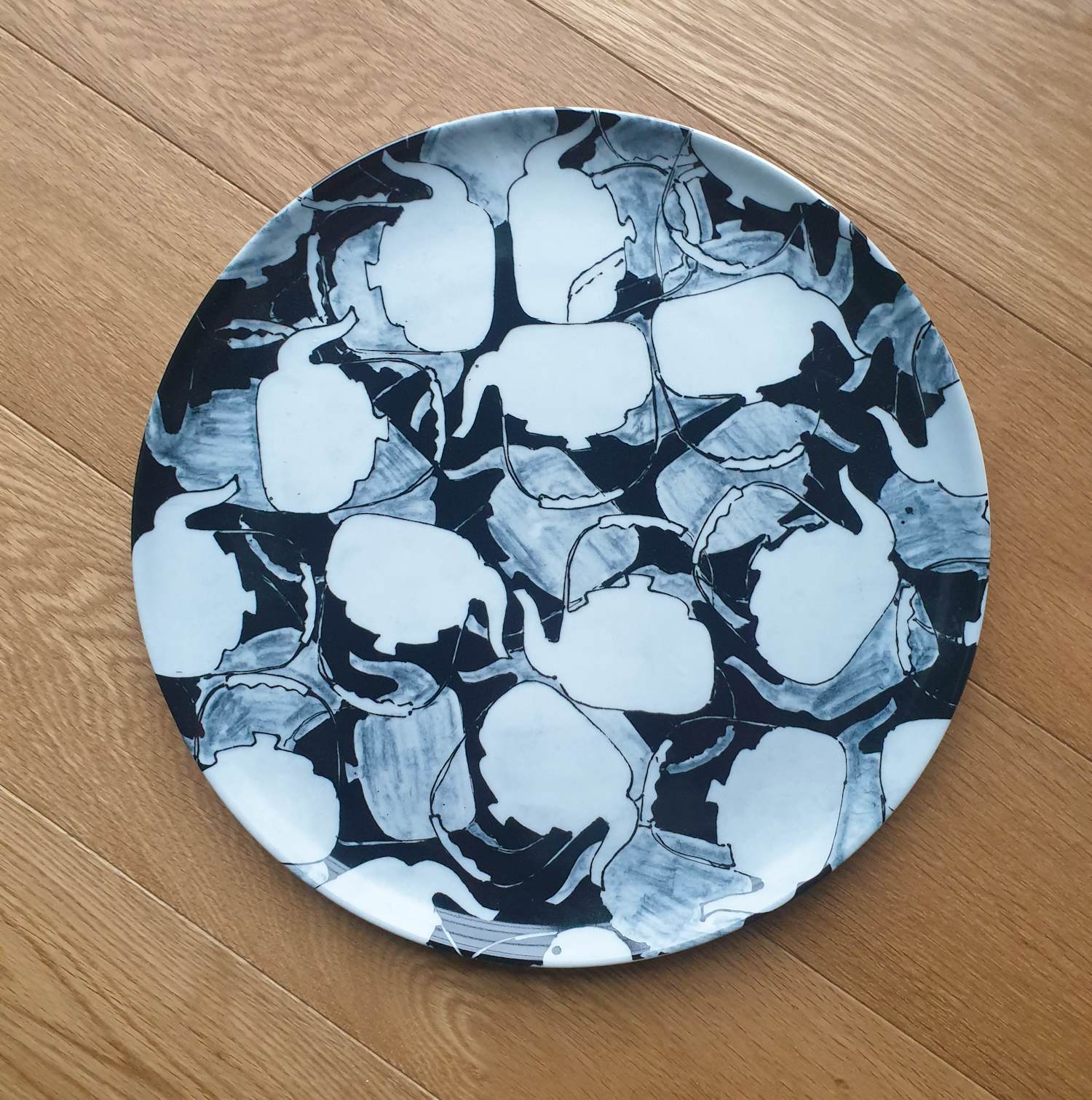 Arman - Porseleinen bord (Royal Goedewaagen)- Image of tea kettles - Diameter32 cm kopen? Bied vanaf 50!