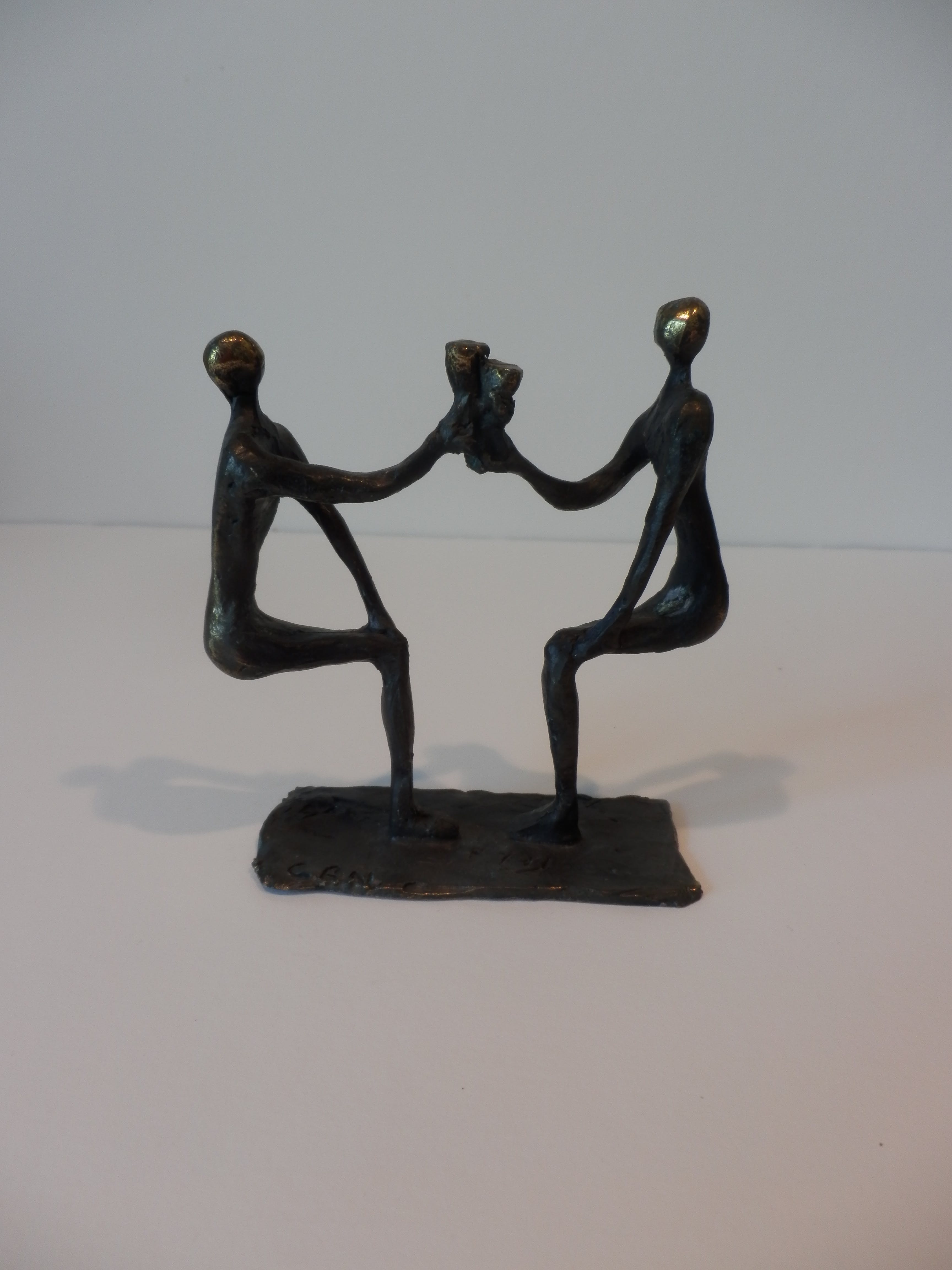 Niet of onleesbaar gesigneerd -  BRONZEN BEELDJE -- TWEE DRINKERS  verkocht voor € 20!