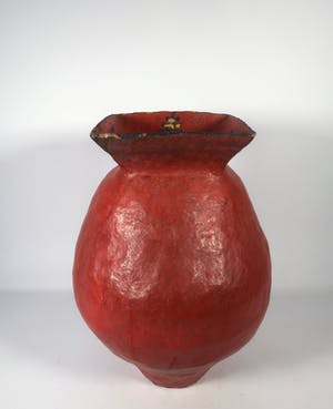 Peter von Hartsvelt Müller - Aardewerk, Rode vaas met zwarte karakters (Groot) kopen? Bied vanaf 40!