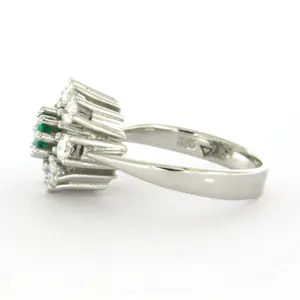 14k wit gouden ring bezet met smaragd en briljant geslepen diamant tot. 0.48ct kopen? Bied vanaf 710!