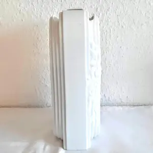 A.K. Kaiser Porzellan - Op Art Vase Bisquit Porzellan Design Wolfgang Gawantka signiert 70er Jahre kopen? Bied vanaf 90!