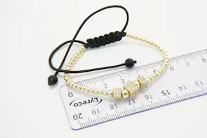 60 - Fijn gedeeltelijk gouden 14krt armband met steentjes en zwart koord kopen? Bied vanaf 230!