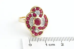 35 - Opvallende 18 Krt goud en diamanten Fantasie ring - 19 gefacett. robijnen kopen? Bied vanaf 330!