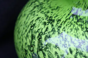 Niet of onleesbaar gesigneerd - Wonderschoon Grote Handgeblazen Melkglazen Kunsternaars Bolvaas (20e eeuw) kopen? Bied vanaf 1!