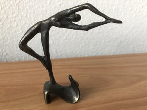 Corry Ammerlaan - Beeldje " Vrouw op de golven in de wind " kopen? Bied vanaf 15!