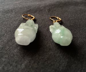 Jadeiet gesneden vaasjes oorhangers met vergulde haken kopen? Bied vanaf 35!