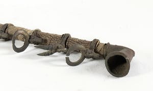 Tikar - Ceremoniële pijp bekleed met slangenhuid en versierd met antilopenkoppen kopen? Bied vanaf 1!