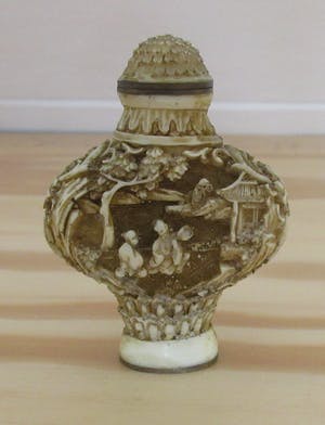 Niet of onleesbaar gesigneerd - Twee Cinnabar handgesneden Chinese Snuifflacons kopen? Bied vanaf 10!