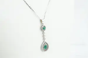 56 - Fijn 14Krt witgouden collier & (0.50ct) diamanten hanger met 2 smaragden kopen? Bied vanaf 360!