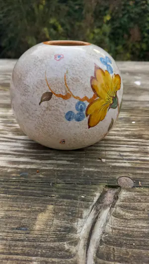 Plateelbakkerij Zenith - bolvaasje bonny handpainted kopen? Bied vanaf 20!