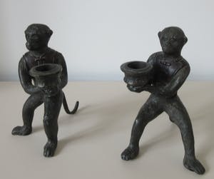 Curiosa - Bronzen gepolychromeerde apen met een kandelaar kopen? Bied vanaf 1!