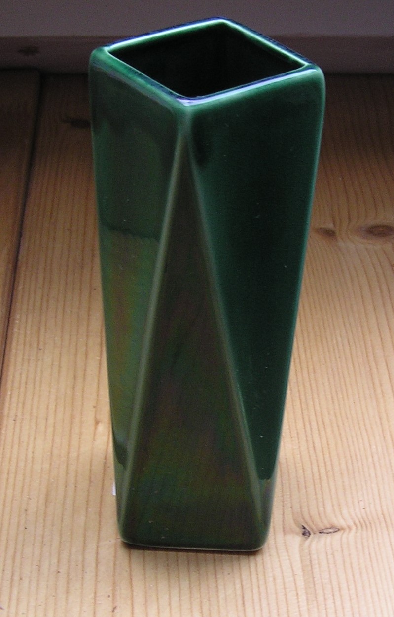 Niet of onleesbaar gesigneerd - Dartmouth Pottery groene metallic vierkant aardewerk vaasje kopen? Bied vanaf 1!