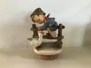 Berta Hummel - Jongetje op hek verkocht voor € 10!