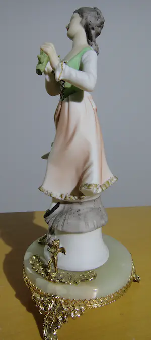 Niet of onleesbaar gesigneerd - Beeldje op voet van dame met bloemen kopen? Bied vanaf 1!