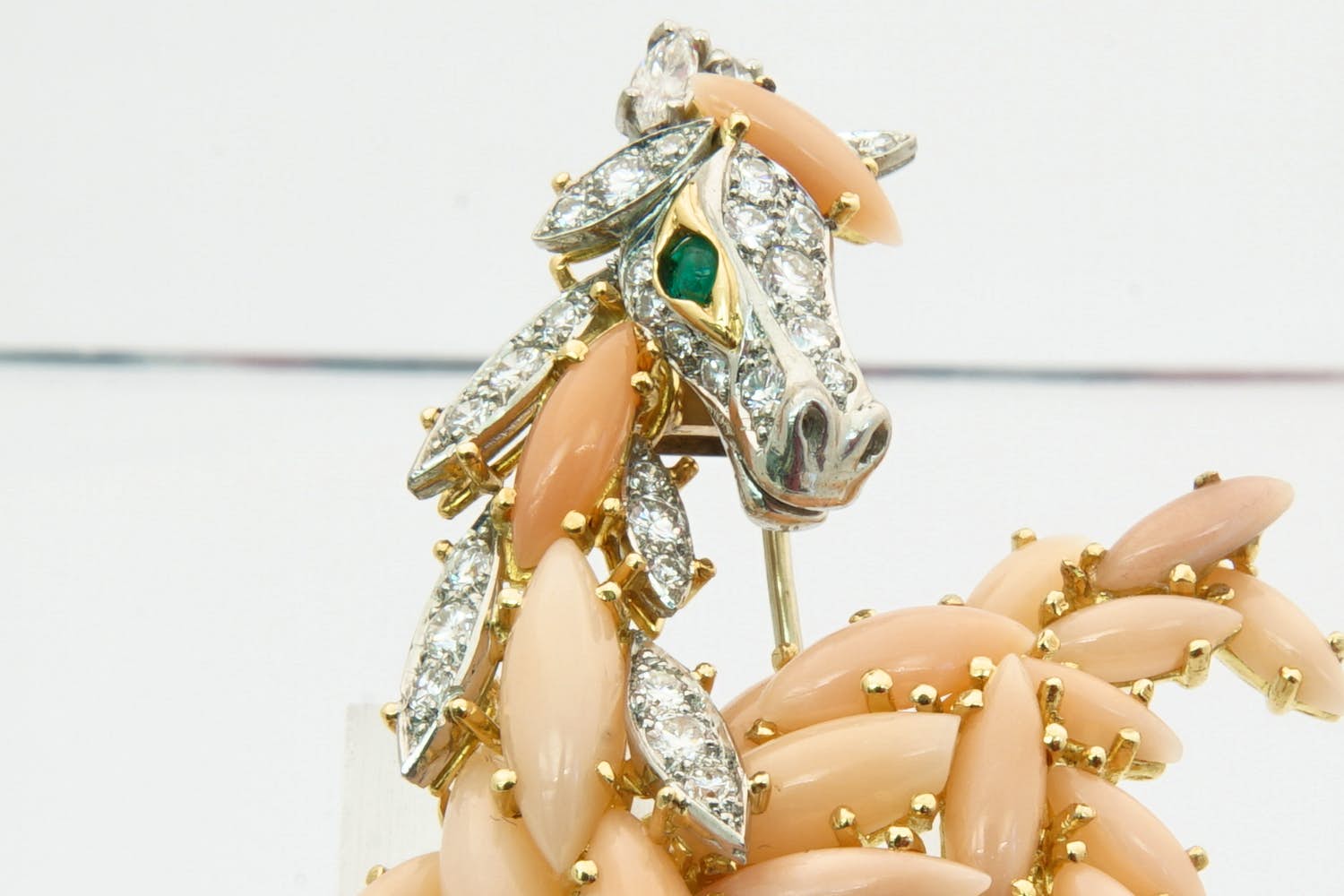 97 - Chique 18 karaat geel gouden Veulen broche met angel skin koraal en diamant kopen? Bied vanaf 3500!