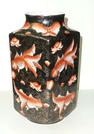 Niet of onleesbaar gesigneerd - Chinesische Vase, Schwarzgrund, handbemalt mit Koj, um 1950 verkocht voor € 1!