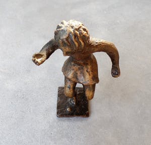 Harry van den Thillart - Hinkelend Meisje - Brons kopen? Bied vanaf 49!