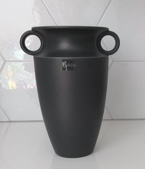 Niet of onleesbaar gesigneerd - Antraciete moderne keramische design amfoor vaas kopen? Bied vanaf 10!