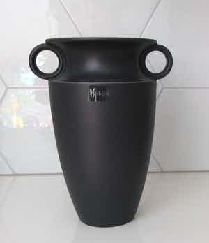 Niet of onleesbaar gesigneerd - Antraciete moderne keramische design amfoor vaas verkocht voor € 10!