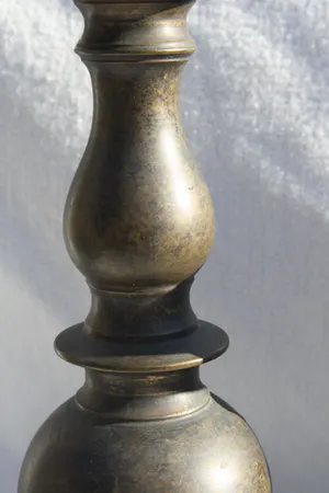 Niet of onleesbaar gesigneerd - Twee Fraaie Oude Bronzen Pen Kandelaars kopen? Bied vanaf 1!