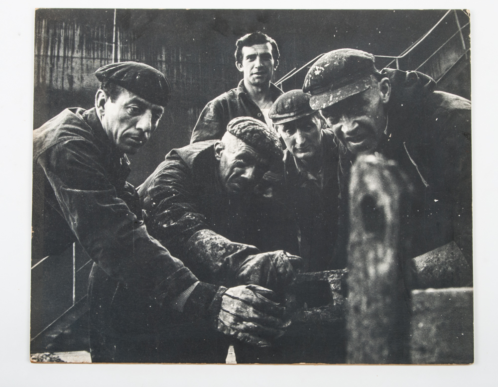 Cor Jaring - Mooie Zwart-Wit Zeefdruk van zijn bekende Foto "de Nachtploeg"  kopen? Bied vanaf 1!