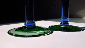 Niet of onleesbaar gesigneerd - Twee design glazen kaarsenhouders blauw met groene voet kopen? Bied vanaf 1!