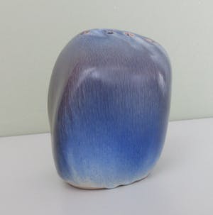 Niet of onleesbaar gesigneerd - Modernistische aardewerken rozensteker (vaas) kopen? Bied vanaf 1!