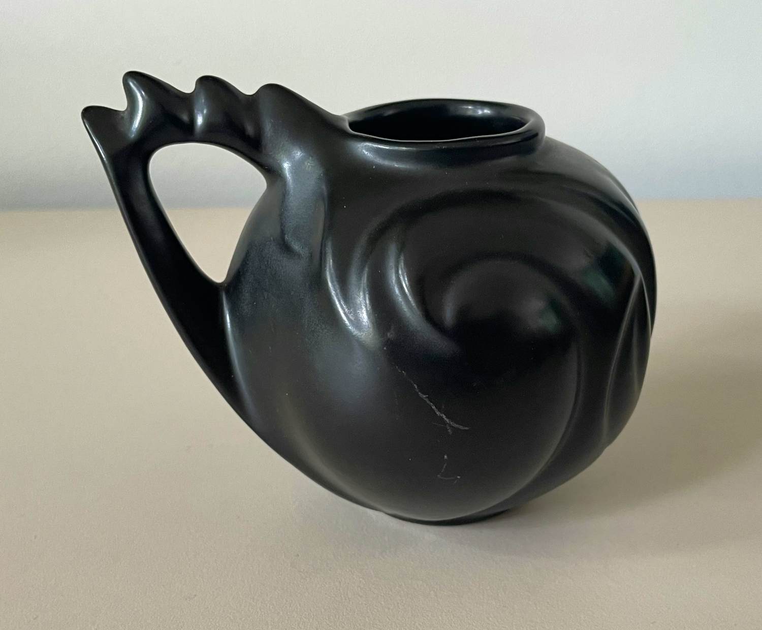 Willem Stuurman - Art Deco zwart platelen bolvaasje ontwerp Willem Stuurman verkocht voor € 35!
