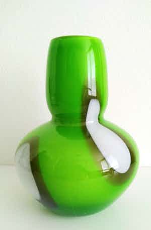 Niet of onleesbaar gesigneerd - abstracte, Italiaanse handgemaakte glazen vaas verkocht voor € 1!