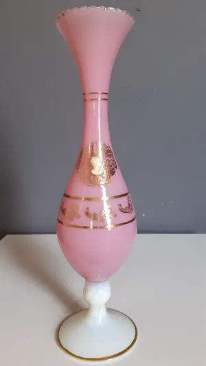 Cristallerie de Portieux - Roze melkglas vaas beschilderd met bladgoud en Camee dame erop kopen? Bied vanaf 1!
