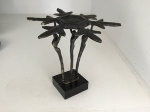 Corry Ammerlaan - Sculptuur “ Samen de schouders er onder “ kopen? Bied vanaf 40!