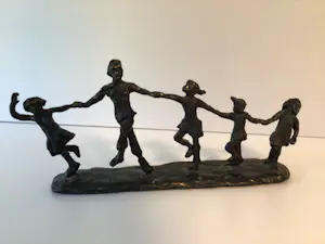 Astrid Veldhuyzen-Koppen - Sculptuur “ Kinderspel “. Gesigneerd kopen? Bied vanaf 1!