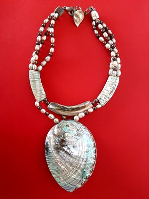 Niet of onleesbaar gesigneerd - Parelmoer met parels kopen? Bied vanaf 1!