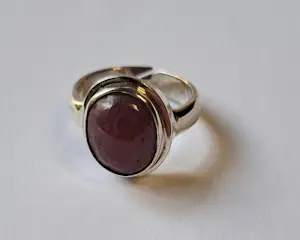 AcheterNieuwe Zilveren ring  met natuurlijke ovale halfronde  Robijn.? Enchérissez de 60!