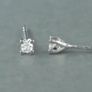 18k wit gouden solitair oorknoppen met briljant geslepen diamant tot. 0.14ct kopen? Bied vanaf 240!