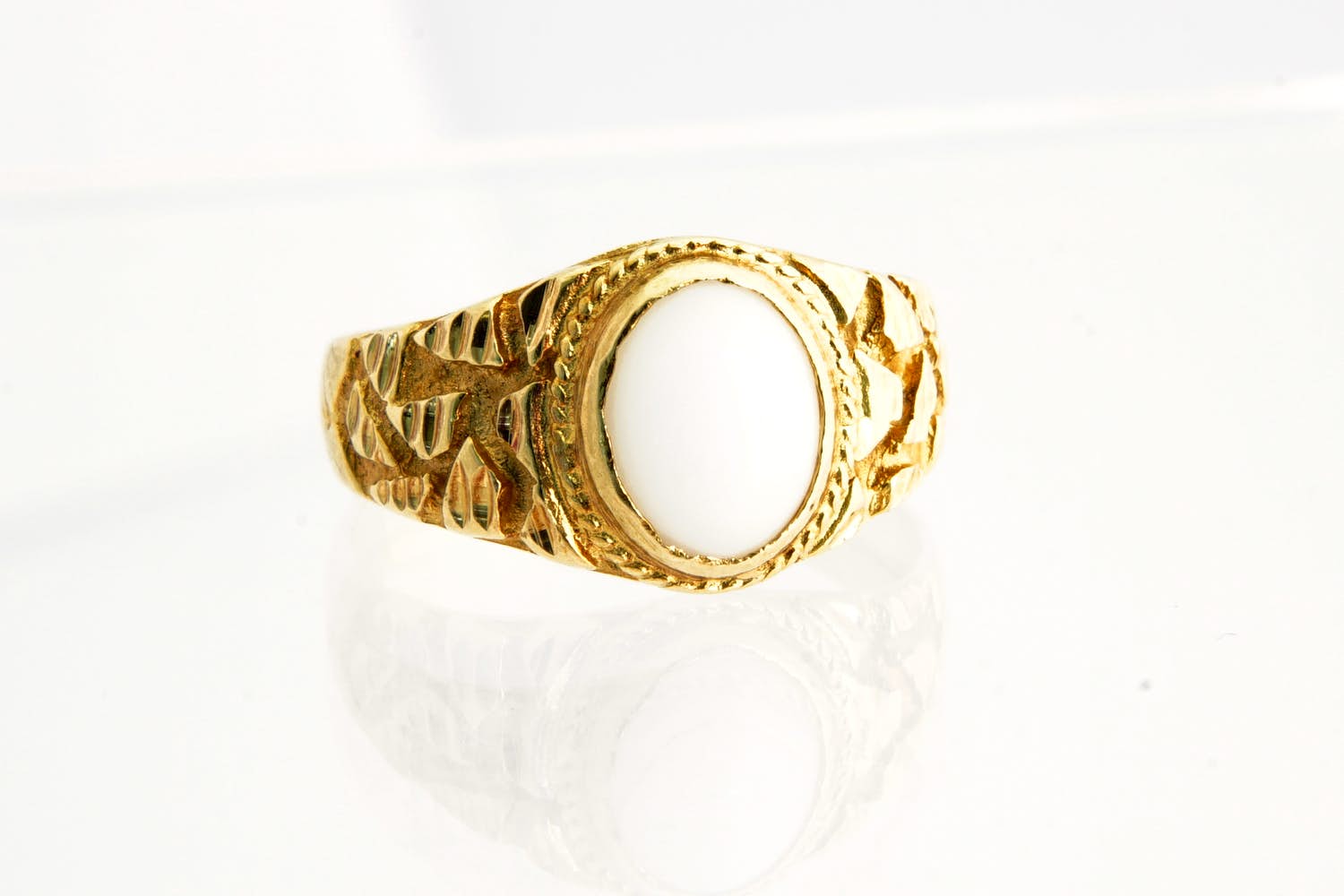 168 - Mooi bewerkte Surinaamse 18 Krt gouden ring met cabochon geslepen steen kopen? Bied vanaf 165!