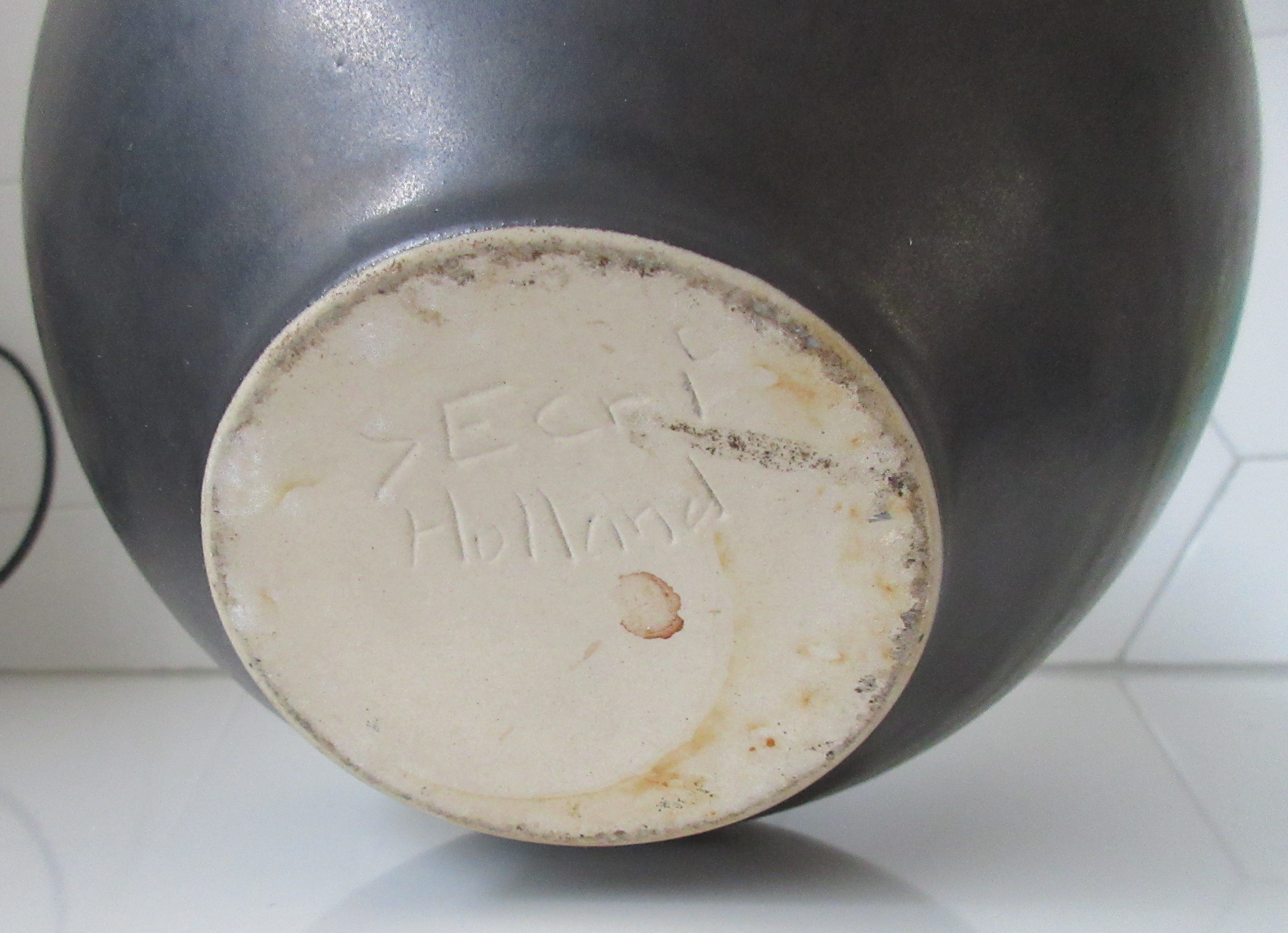 Niet of onleesbaar gesigneerd - Ecri Katwijk A.Z. - Zeer grote antraciete bolvaas - zware kwaliteit! kopen? Bied vanaf 1!