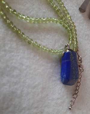 Curiosa - Groene steen ketting met lapis lazuli hanger en oorbellen kopen? Bied vanaf 1!