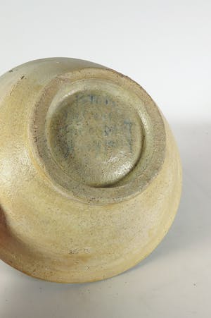 Niet of onleesbaar gesigneerd - Aardewerk en hout, Lot van Marokkaanse schaal en matroesjka's kopen? Bied vanaf 1!