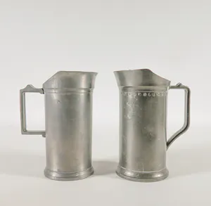 Niet of onleesbaar gesigneerd - Lot van twee tinnen maatbekers en drie borden kopen? Bied vanaf 1!