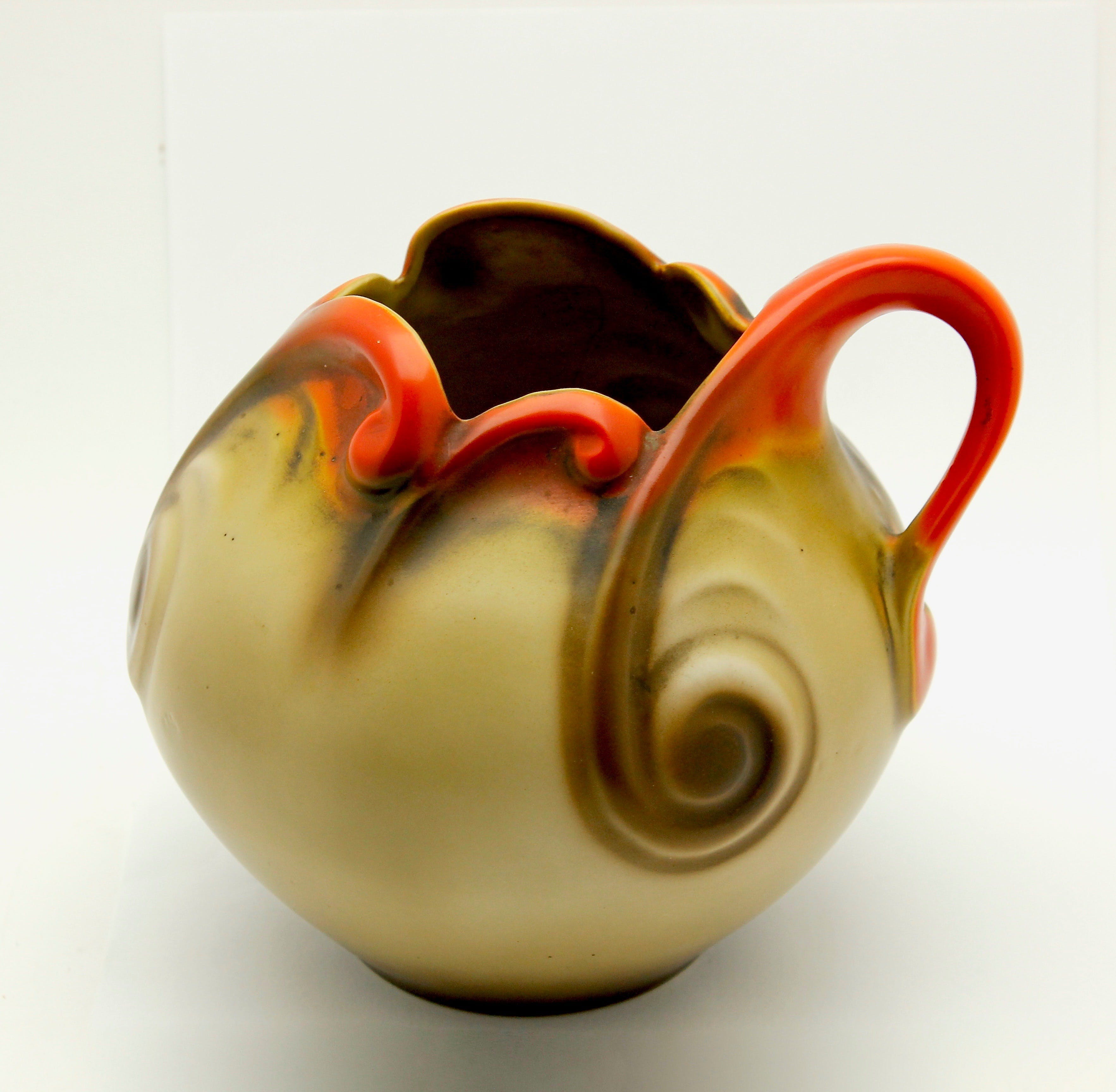 N.V. Porselein- en Tegelfabriek Mosa - Organisch vormgegeven Art deco oorvaas verkocht voor € 29!