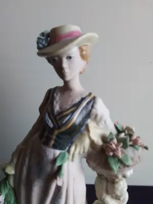 Niet of onleesbaar gesigneerd - Fraai beeld van bloemen meister in Spaans porselein kopen? Bied vanaf 1!