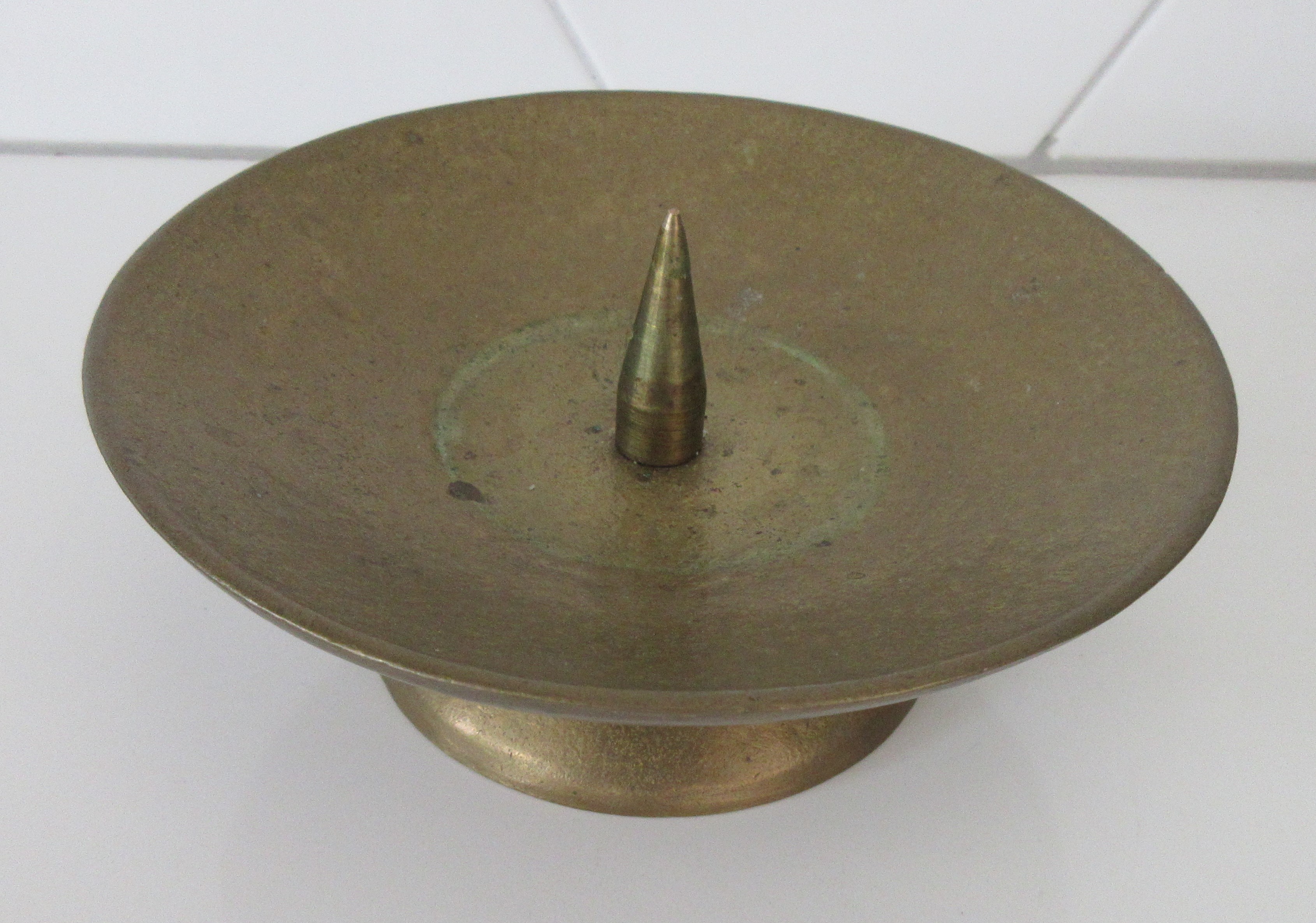 Niet of onleesbaar gesigneerd - Massief geel koperen puntkandelaar kopen? Bied vanaf 1!